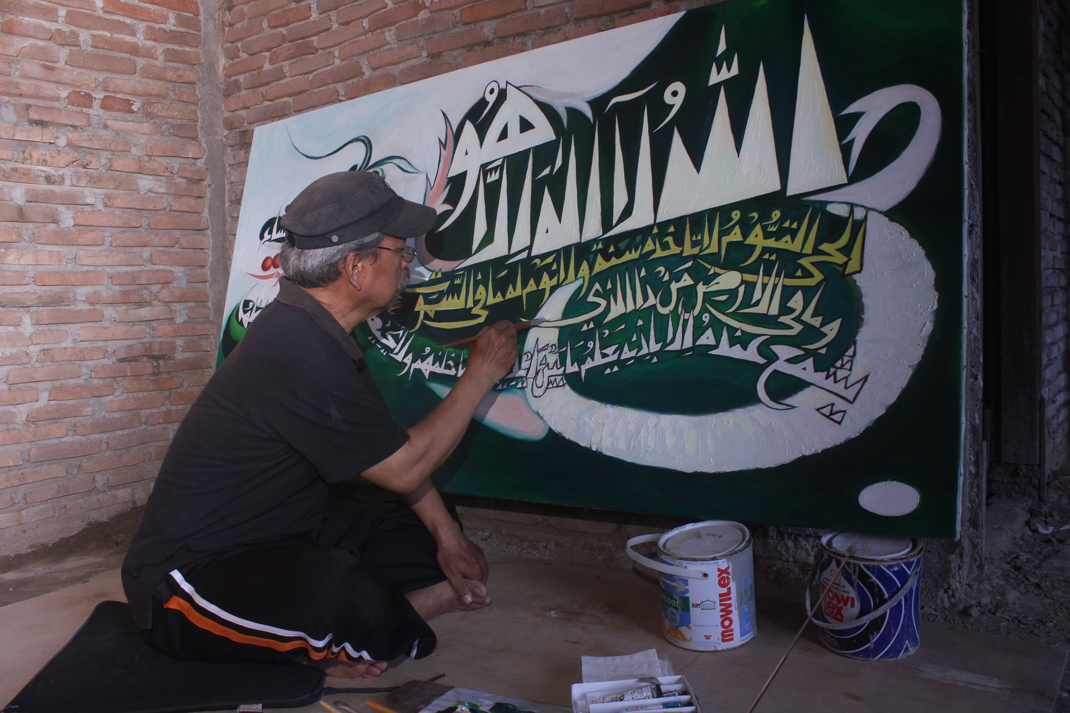 Abd. Aziz Ahmad sedang "Action" melukis, 2013